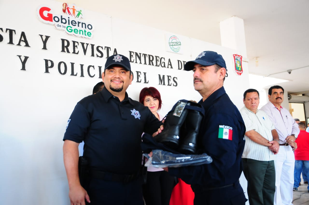 Reconocen a policías del mes y entregan uniformes Puntualizando